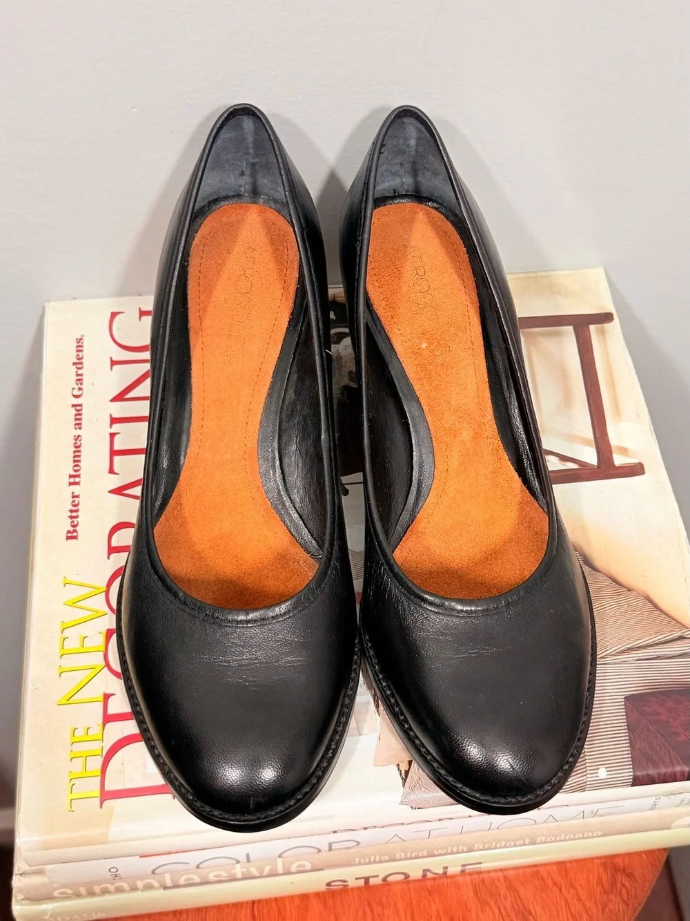 AEROSOLES Women's Black Leather Mid-Heel Pumps